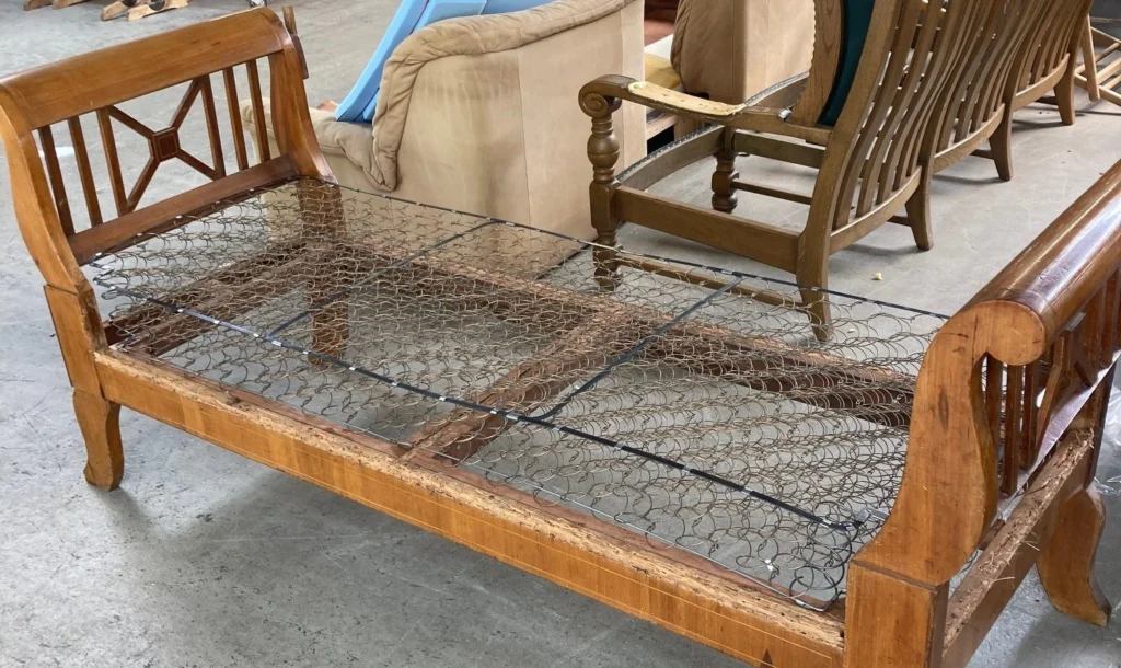 Restauriertes Sofa mit neuem Polsterfederkern aus verkupferten Federn und Bandstahlrahmen von FK Manufaktur, eingepasst in das Holzgestell