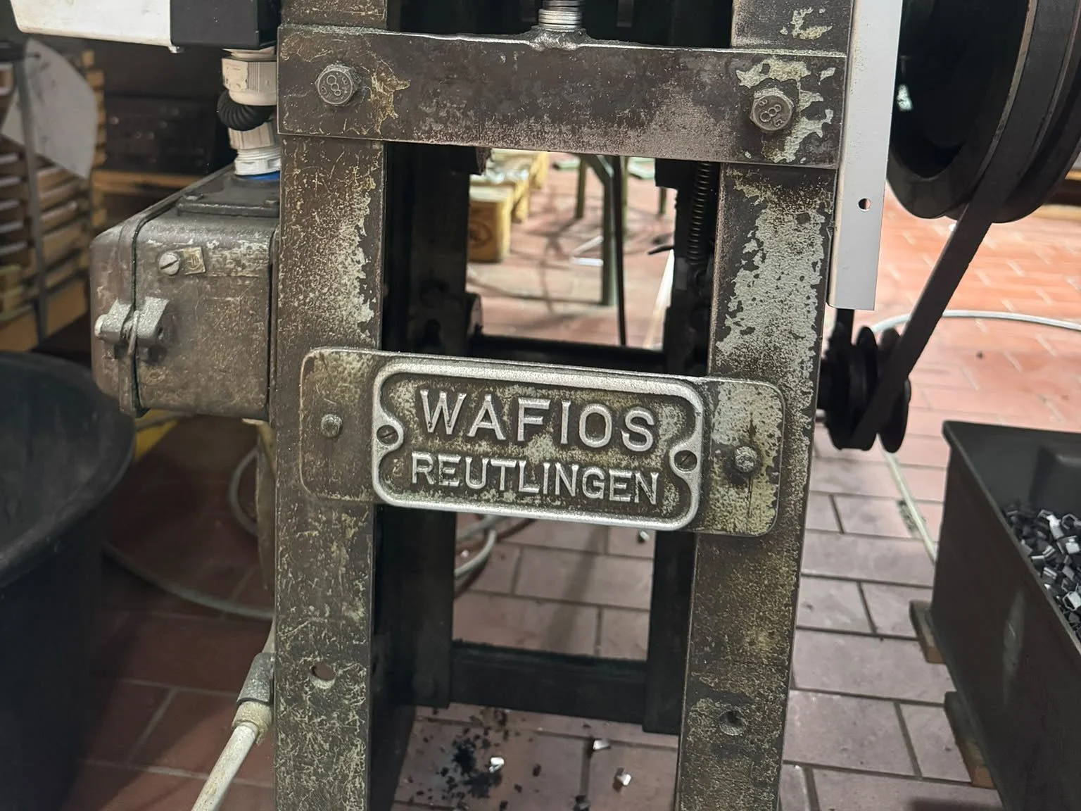 WAFIOS-Klammermaschine aus Reutlingen in der Werkstatt der FK Manufaktur